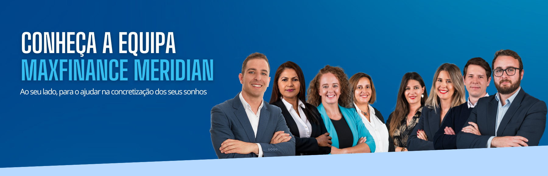 Banner institucional da MaxFinance Meridian com a equipa completa em pose profissional, sobre fundo azul. O texto destaca “Conheça a equipa MaxFinance Meridian — Ao seu lado, para o ajudar na concretização dos seus sonhos”, representando confiança, proximidade e especialização no apoio financeiro.