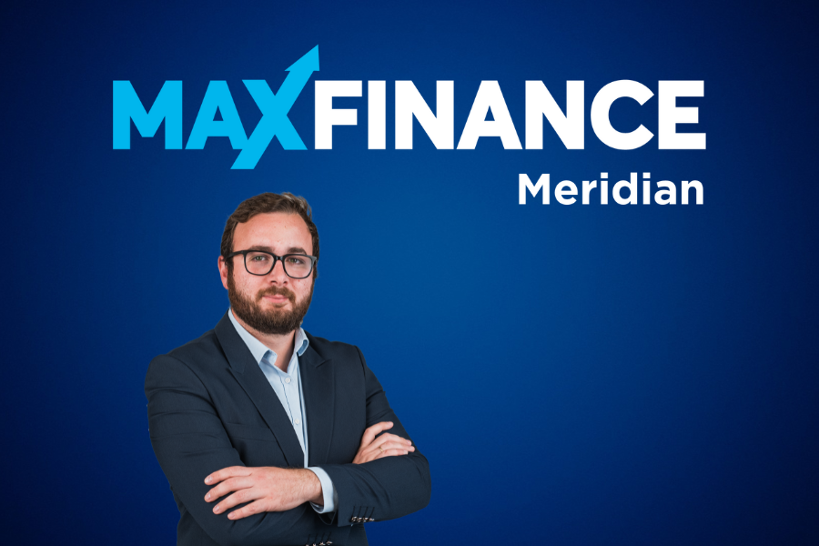 Diretor Comercial Maxfinance Meridian, com fundo em degrade azul com o logotipo da agência.