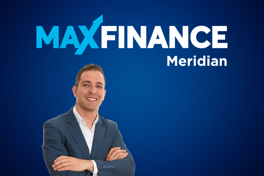 Broker Maxfinance Meridian, com fundo em degrade azul com o logotipo da agência.