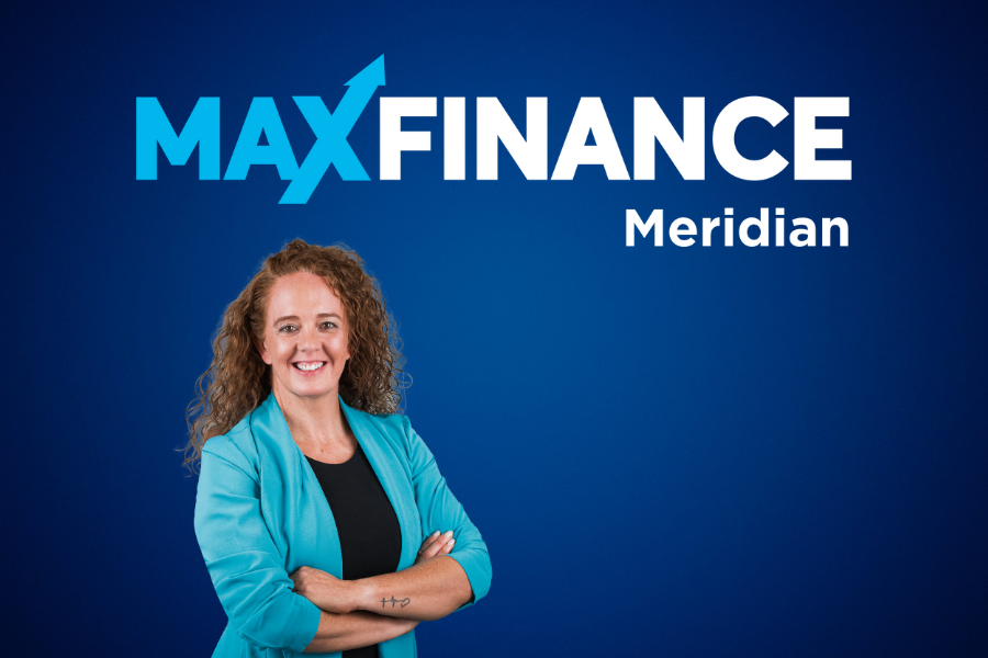 Gestora de Crédito Maxfinance Meridian, com fundo em degrade azul com o logotipo da agência.