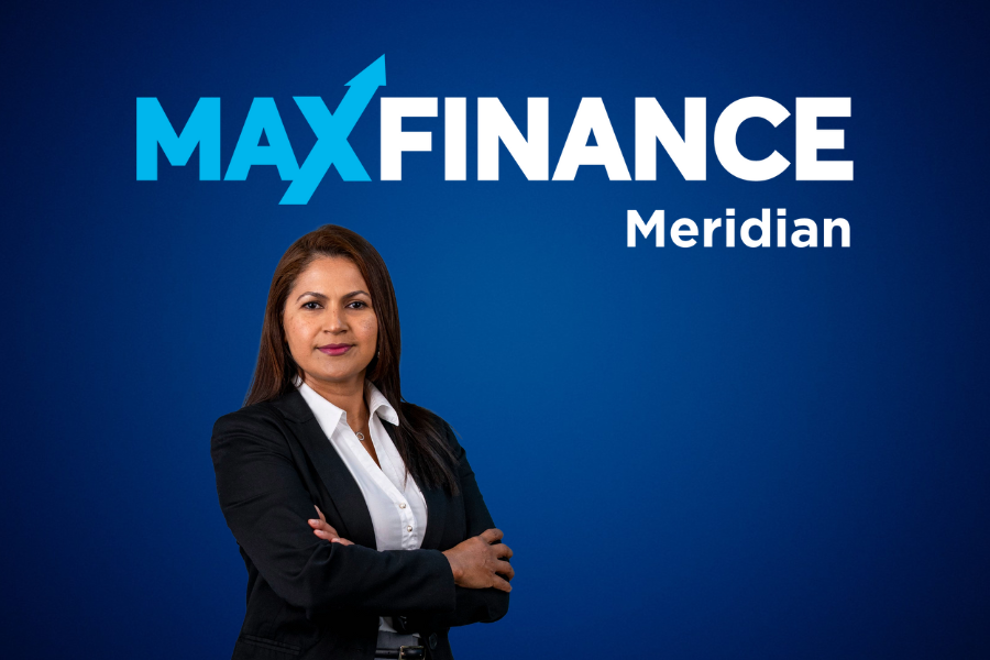 Gestora de Credito Maxfinance Meridian, com fundo em degrade azul com o logotipo da agência.