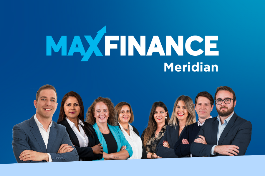 Equipa maxfinance Meridian com fundo azul e logotipo da agencia 